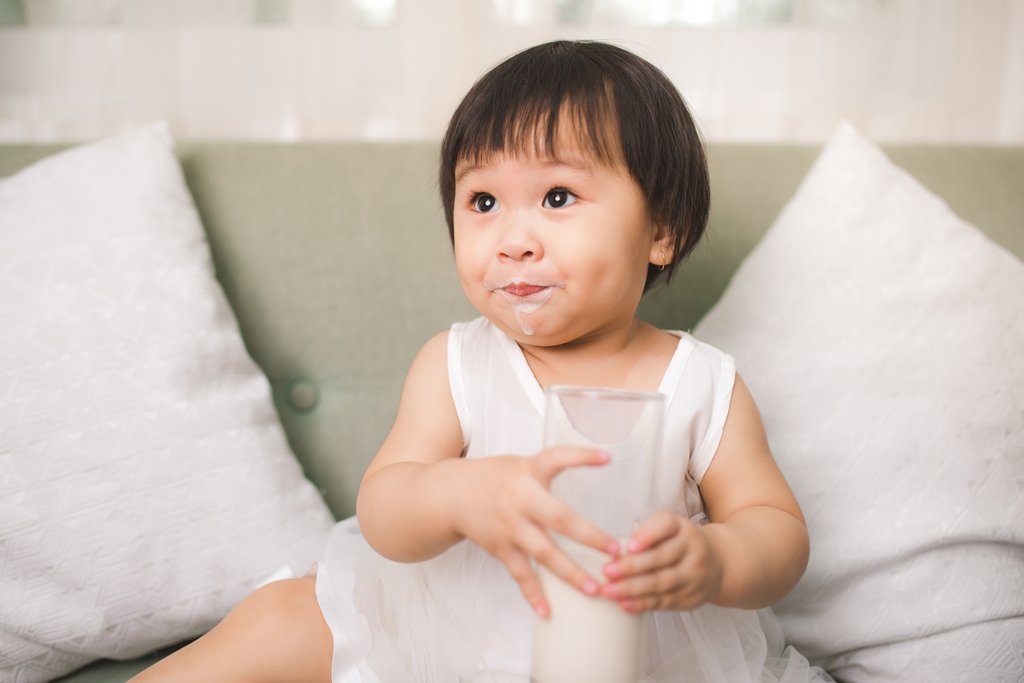 Trẻ dưới 3 tuổi nên tránh xa 6 loại thực phẩm sau để không gây ảnh hưởng đến sức khỏe tim mạch và não bộ của trẻ