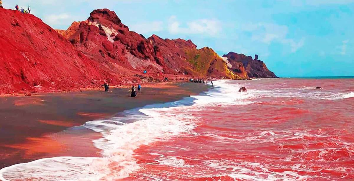 Vùng biển kỳ lạ bậc nhất thế giới: Nước biển chuyển màu đỏ như máu tại Iran