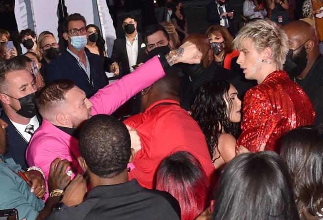 Conor McGregor và bạn trai Megan Fox đánh nhau trên thảm đỏ