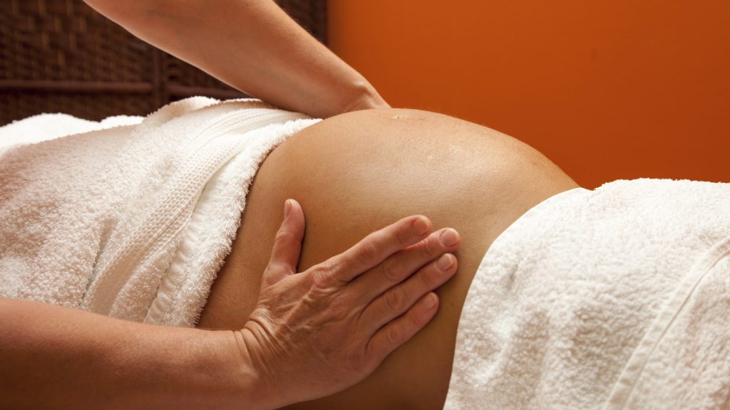 Cách khắc phục chứng đau hông khi mang thai: Massage giảm đau