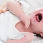 Trẻ sơ sinh vặn mình có sao không? Các mẹo chữa cha mẹ cần biết