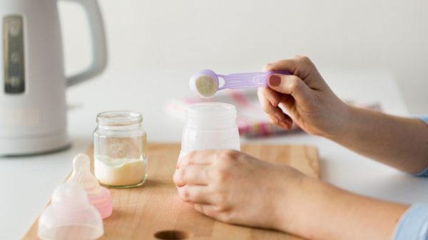 Những sai lầm khi pha sữa công thức cho bé mà mẹ cần lưu ý