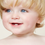 Trẻ mấy tháng mọc răng? Những dấu hiệu trẻ mọc răng dễ nhận biết