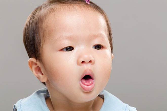 5 dấu hiệu cho thấy trẻ đang hoặc sắp sửa mọc răng sữa