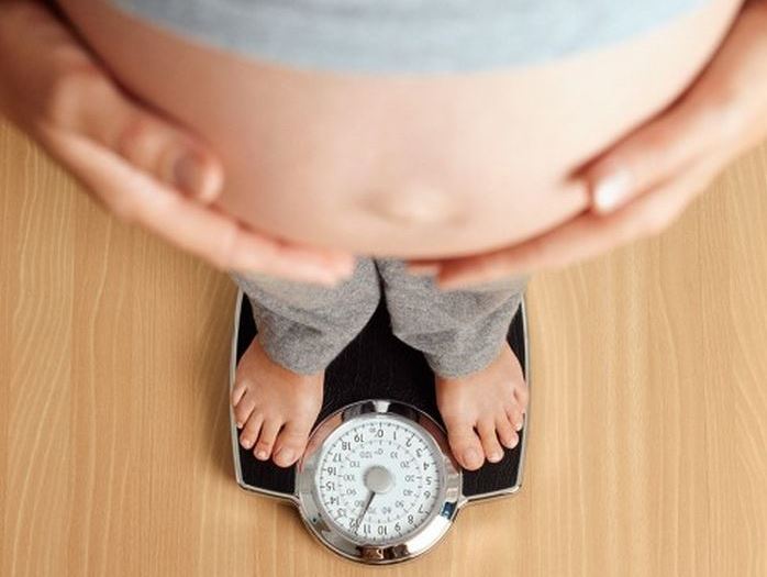 Bà bầu thừa cân có ảnh hưởng đến thai nhi không? Đâu là cách xử trí?