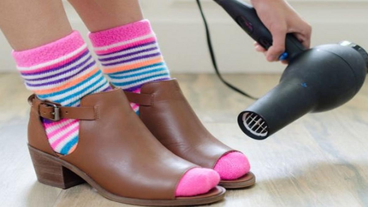 Không sợ mua nhầm giày chật nhờ 4 cách làm giày rộng ra hiệu quả tức khắc
