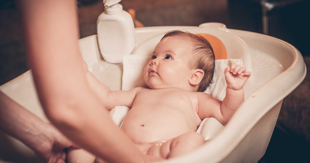 Giải đáp thắc mắc: Có nên tắm cho trẻ sau khi tiêm phòng không?