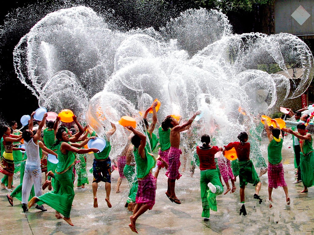 Lễ hội té nước đón năm mới ở một số quốc gia Đông Nam Á