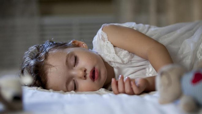 Mẹ cần làm gì khi trẻ ra nhiều mồ hôi khi ngủ?