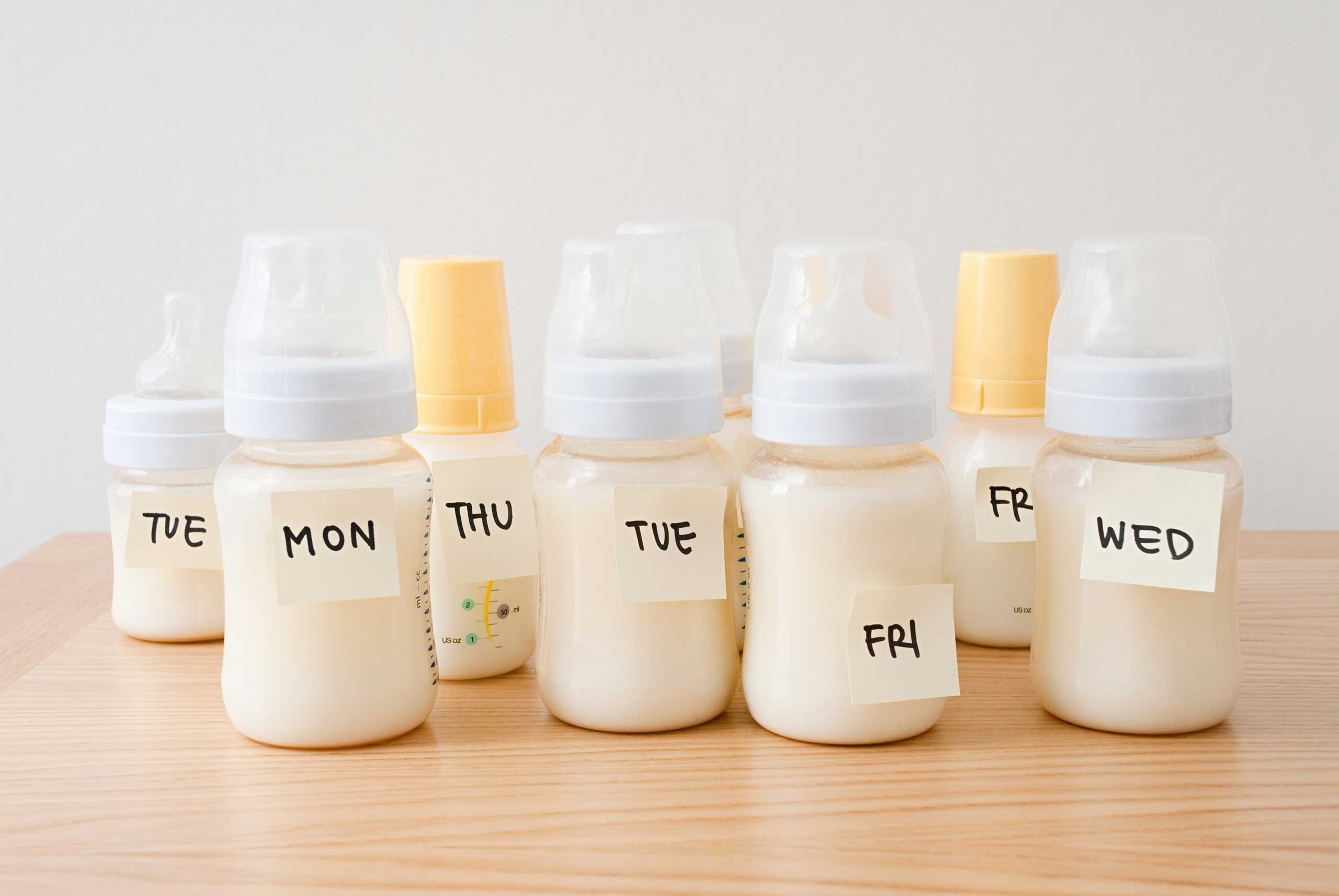Vắt sữa bằng tay có làm mất nguồn sữa mẹ hay không?