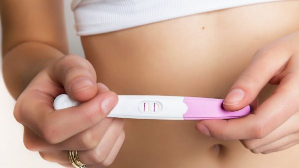 Vì sao que thử hiện 2 vạch mặc dù thai chưa vào tử cung?