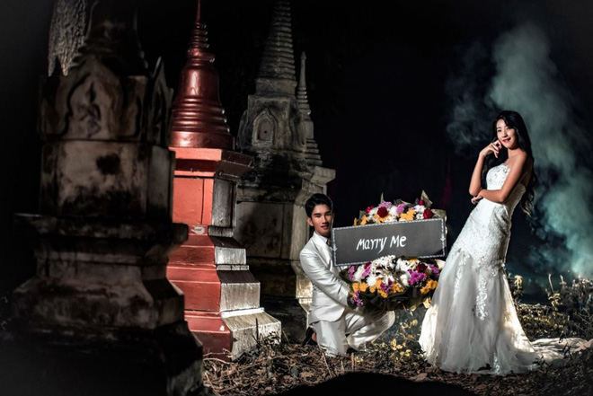 Cặp đôi gây tranh cãi khi chụp ảnh cưới tại nghĩa địa với quan tài và vòng hoa