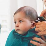 Cắt tóc máu ở trẻ sơ sinh có thực sự tốt như lời đồn hay không?