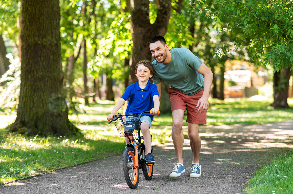 Những lưu ý bố mẹ giúp bố mẹ dạy bé đi xe đạp an toàn mà lại không tốn nhiều thời gian