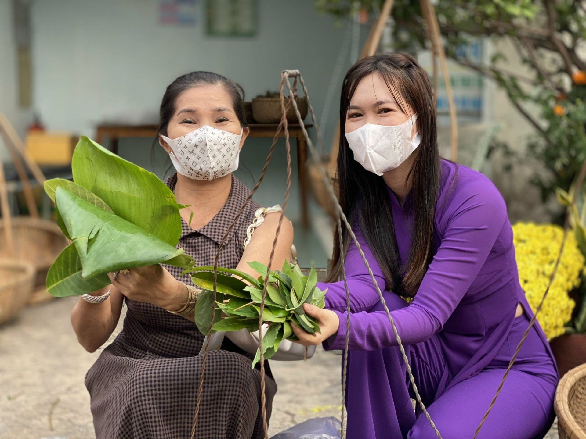 Phiên chợ lá độc đáo ở Tây Ninh, chỉ dùng lá cây thay tiền mua đồ