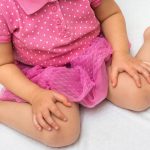 Tại sao tư thế ngồi W lại có hại và ảnh hưởng đến chân của trẻ?