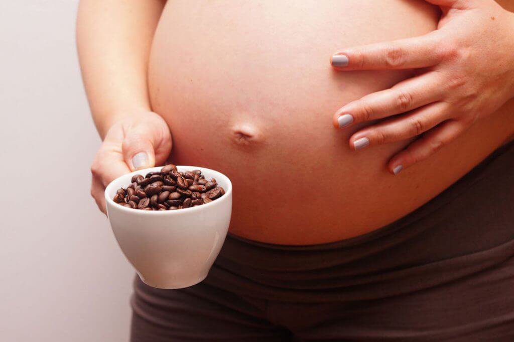 Bà bầu uống cà phê có gây hại cho thai nhi hay không?