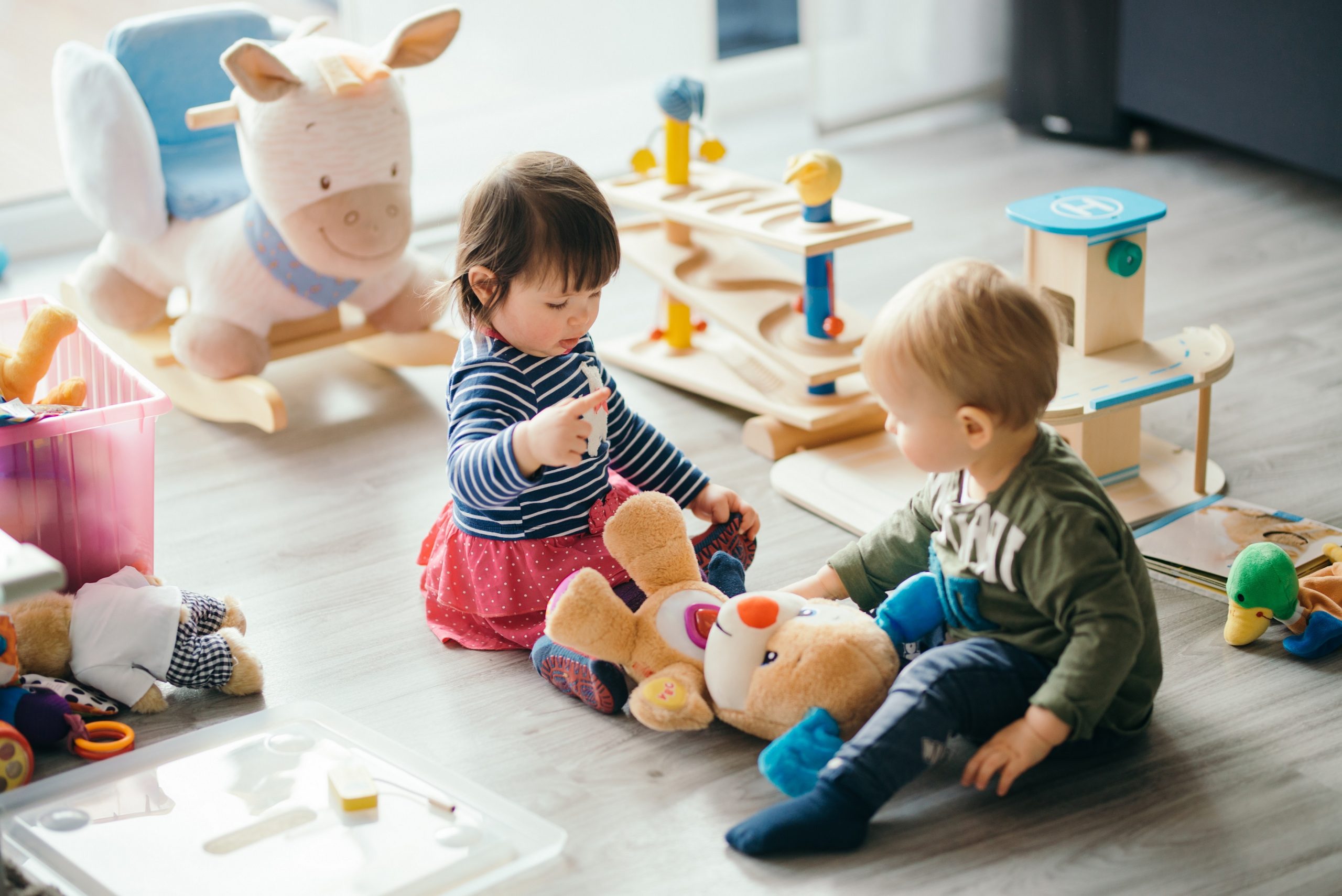 Số lượng đồ chơi có ảnh hưởng đến sự phát triển trí não của trẻ không?