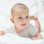 Vỗ lưng ợ hơi cho bé sơ sinh sau khi bú: 3 mẹo cần lưu ý
