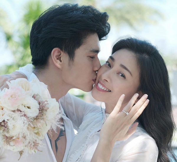 Hé lộ thiệp cưới độc đáo vô cùng của cặp đôi Huy Trần và Ngô Thanh Vân