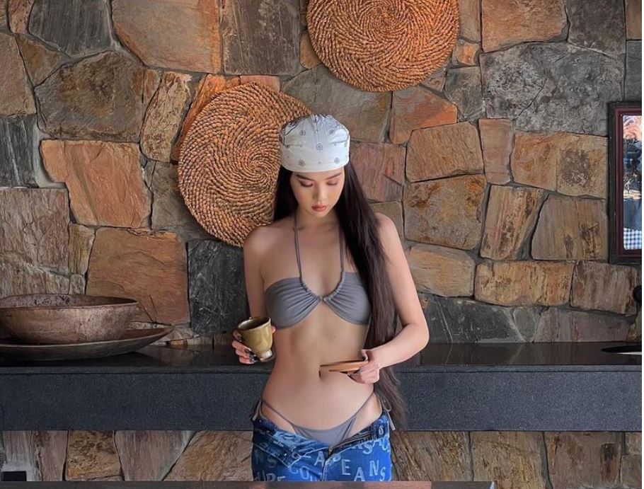 Ngọc Trinh diện bikini nhỏ xíu nóng bỏng khi đi nghỉ dưỡng ở resort