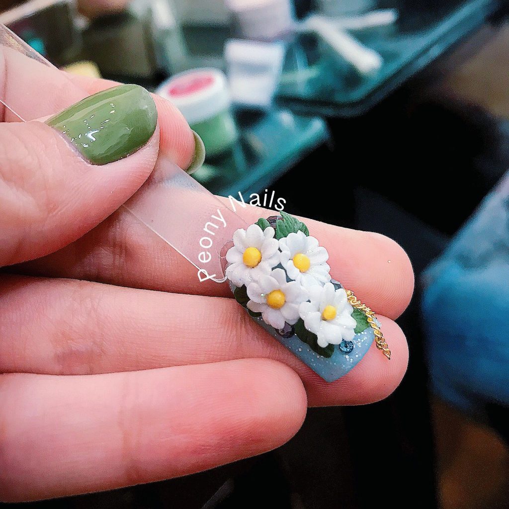 Mẫu nail vẽ hoa đơn giản cho các cô nàng yêu sự tinh tế