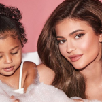 Công chúa 4 tuổi nhà Kylie Jenner: sinh ra từ vạch đích, sở hữu kho đồ hiệu nghìn tỷ đồng