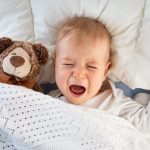 Nguyên nhân nào khiến trẻ ngủ không ngon giấc về đêm?