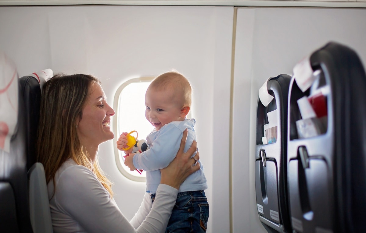 Trẻ quấy khóc khi đi máy bay, xe khách - Xử trí như thế nào cho đúng?