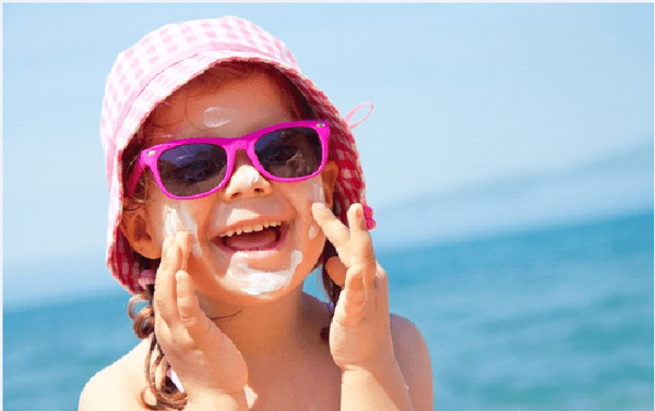 Top 5 loại kem chống nắng cho bé tốt nhất hiện nay mẹ bỉm nào cũng nên biết