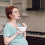 Bà bầu đói ban đêm nên ăn gì? Top thực phẩm tốt cho cả mẹ và bé