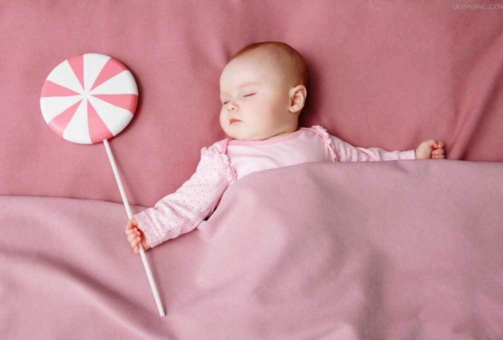 Trẻ sơ sinh có nên nằm gối khi đi ngủ hay không? Mẹ nên lưu ý các nguyên tắc này
