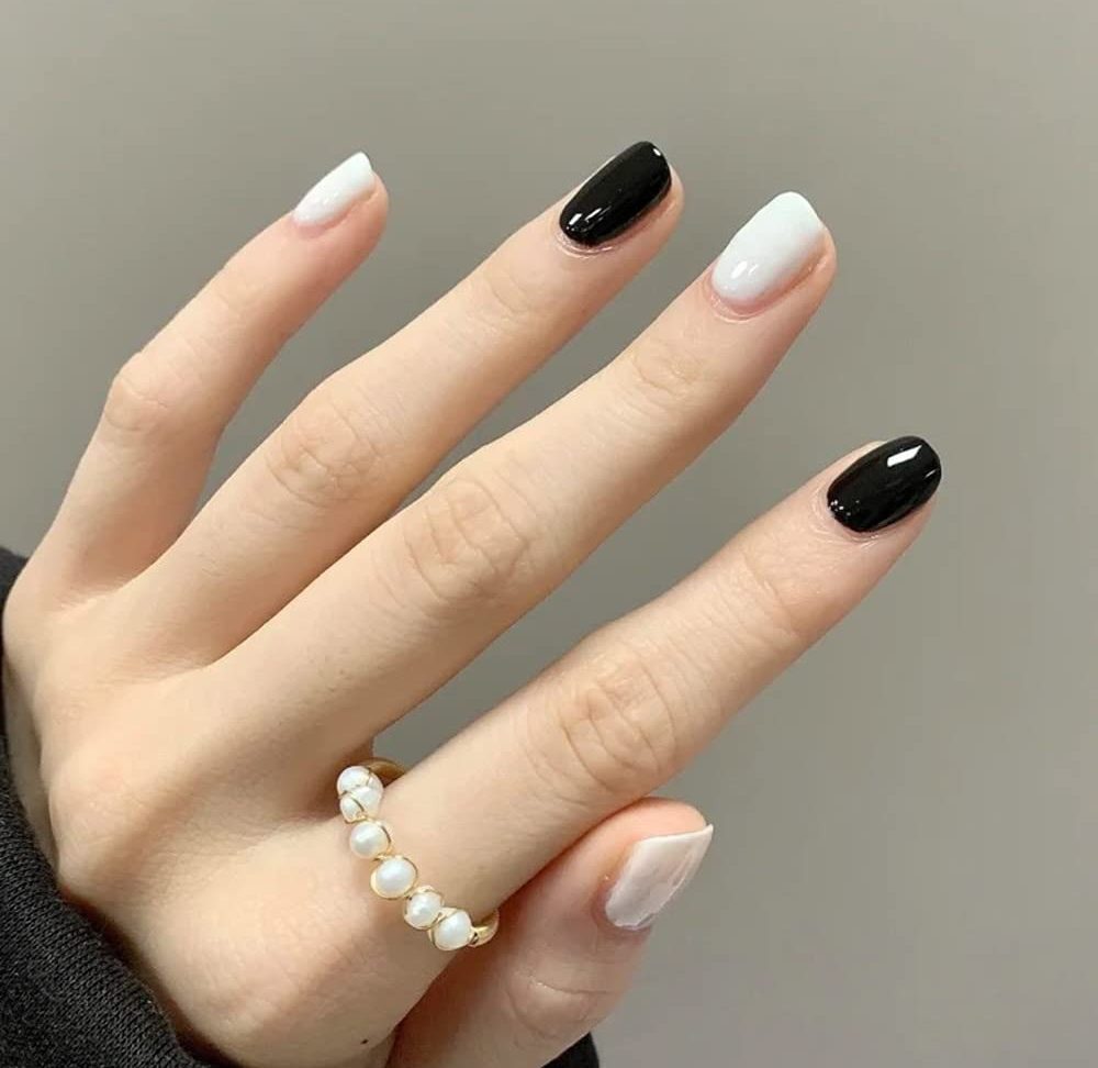 Top 10 mẫu móng tay đẹp màu đen trắng cực sang
