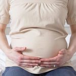 Mẹ bầu đau bụng trên có nguy hiểm không? Trường hợp nào nên nhập viện?