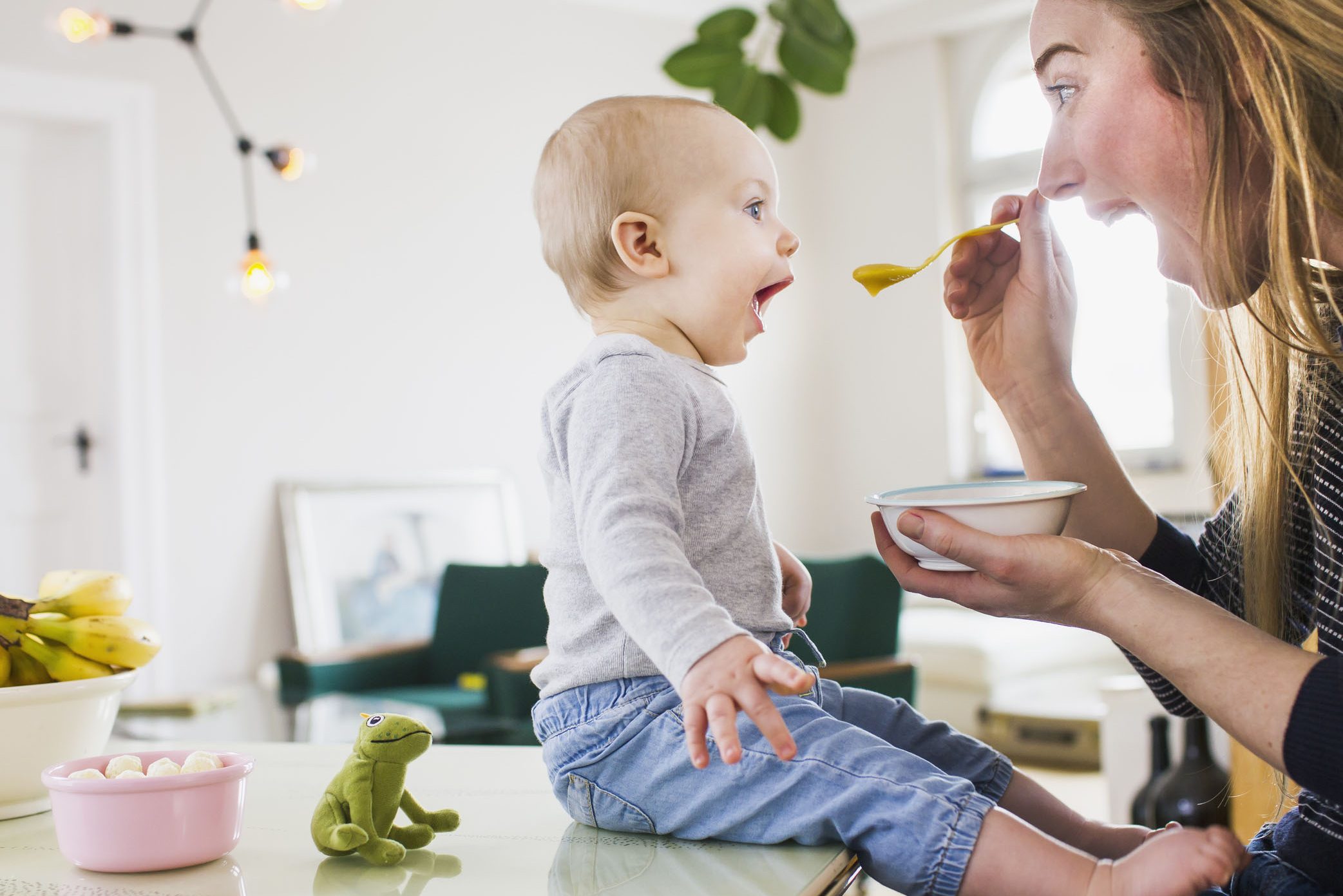 Góc hỏi - đáp: Trẻ 8 tháng tuổi ăn dặm mấy bữa một ngày?