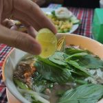 Ăn phở bò có nên vắt chanh?