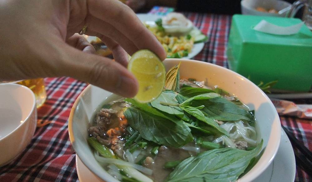 Ăn phở bò có nên vắt chanh?