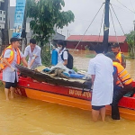 Bác sĩ vật lộn với nước lũ để ép tim bệnh nhân trên ca nô cứu hộ