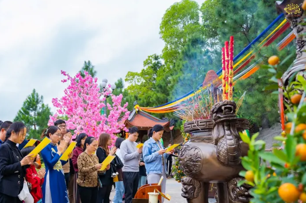 Đầu năm nên đi chùa ngày nào? Những ngày tốt để cầu an, cầu tài