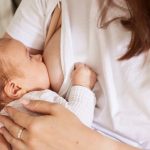 Sữa mẹ – “liều thuốc vàng” cho trái tim non nớt