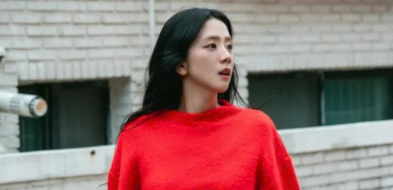 Tối giản nhưng cuốn hút: Phong cách thời trang của Jisoo trong Newtopia