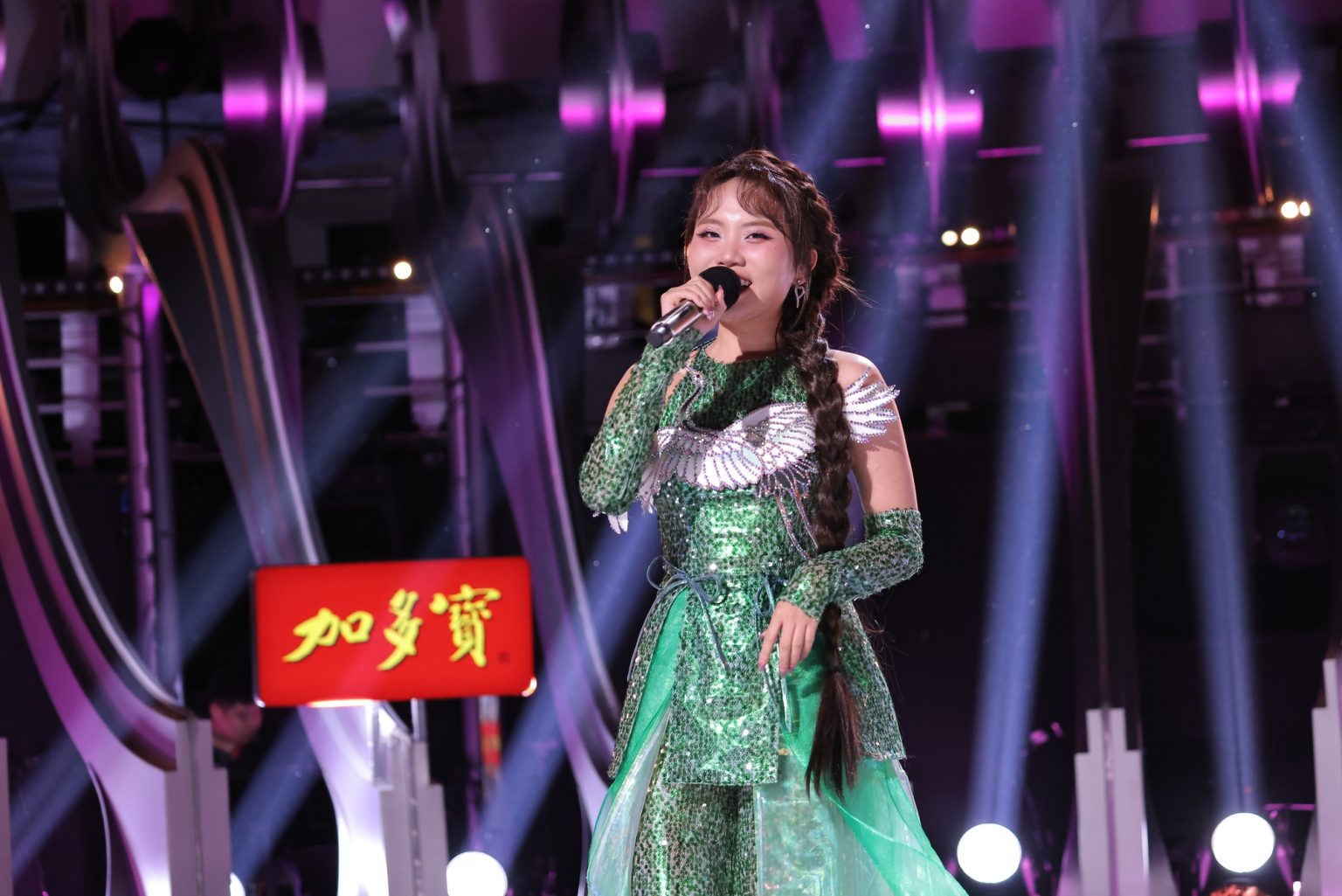 Giọng ca dân ca Phương Mỹ Chi gây ấn tượng tại Sing! Asia 2025 với bản sắc Việt