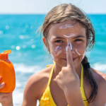 Tuổi dậy thì có nên dùng kem chống nắng? Cách dùng đúng để không hại da