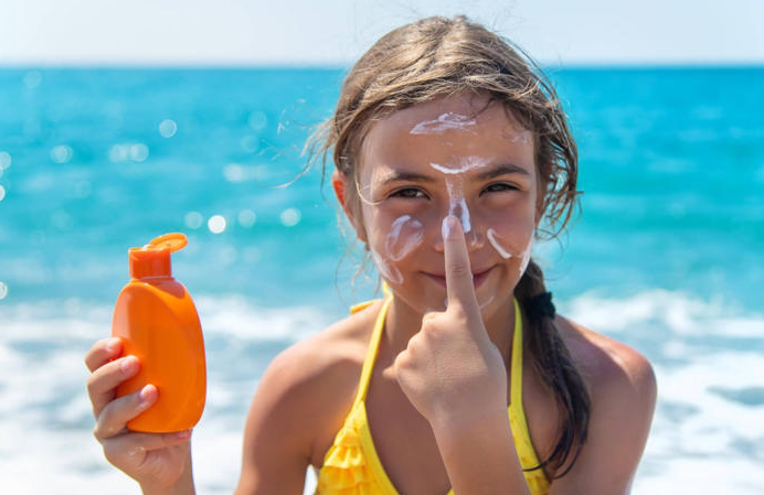 Tuổi dậy thì có nên dùng kem chống nắng? Cách dùng đúng để không hại da