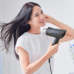 Không chỉ để sấy tóc: 10 công dụng bất ngờ của máy sấy tóc