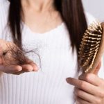Mẹo gom tóc rụng gọn nhẹ trong nhà, không cần mất công quét từng sợi