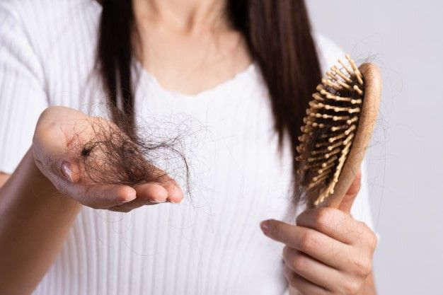 Mẹo gom tóc rụng gọn nhẹ trong nhà, không cần mất công quét từng sợi
