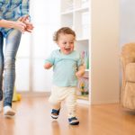 Trẻ biết đi muộn – tín hiệu tiềm ẩn trí tuệ vượt trội
