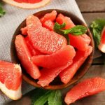 Ăn bưởi buổi tối không hẳn tốt: 3 lý do nên cân nhắc trước khi đi ngủ