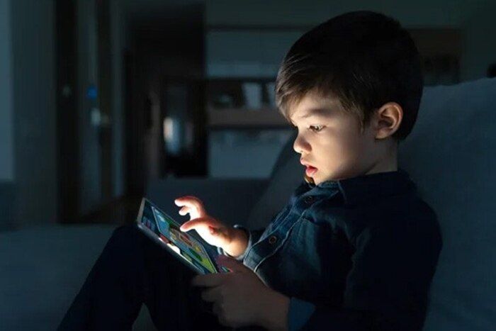 3 khác biệt đáng lo giữa trẻ “nghiện màn hình” và trẻ “bị cấm công nghệ”